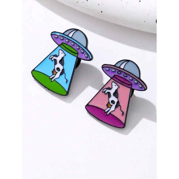 Funny Spacecraft Lapel Pin With Cow And Enamel Finish - Picture 4 of 4